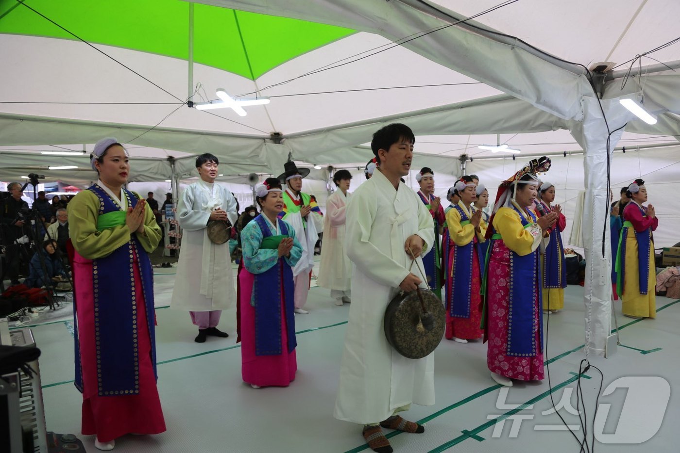 부산 기장군 일광읍 칠암마을에서 전통 풍어제가 진행되고 있다(기장군청 제공)