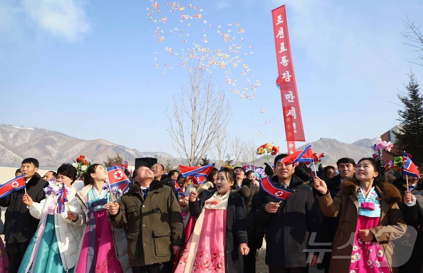 &#40;평양 노동신문=뉴스1&#41; = 북한 노동당 기관지 노동신문은 12일 김형직군 지방공업공장 준공식이 11일 온 나라의 각광속에 성대히 진행됐다고 보도했다. 신문은 &#34;아름다운 꽃보라가 분출하고 무수한 고무풍선들이 하늘높이 날아올라 준공식장에 환희로운 장관을 펼쳤다＂고 전했다. [국내에서만 사용가능. 재배포 금지. DB 금지. For Use Only in the Republic of Korea. Redistribution Prohibited] rodongphoto@news1.kr