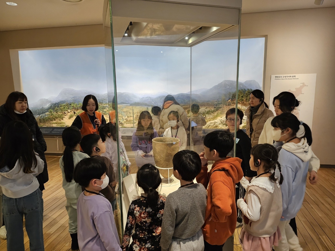 한성백제박물관 겨울방학교실 쓱싹쓱싹 반달돌칼에 참여중인 어린이들(서울시 제공)