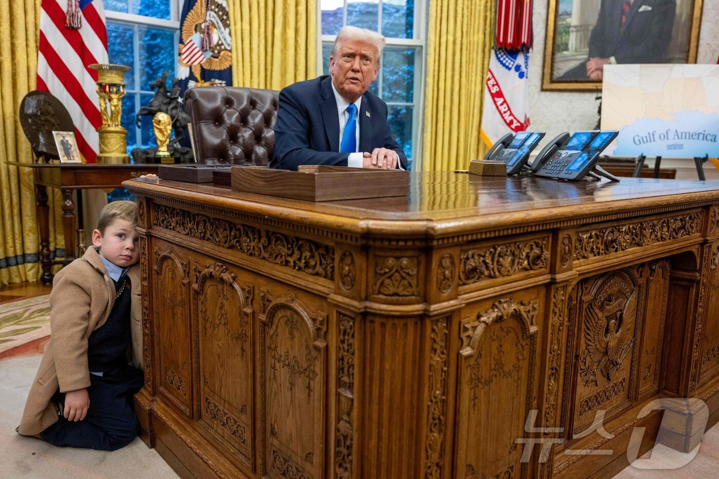 일론 머스크 미국 정부효율부&#40;DOGE&#41; 수장의 아들이 11일&#40;현지 시간&#41; 워싱턴 백악관의 도널드 트럼프 대통령의 집무실 &#39;결단의 책상&#39;에 기대 앉아 있다. 2025.02.12 ⓒ AFP=뉴스1 ⓒ News1 우동명 기자