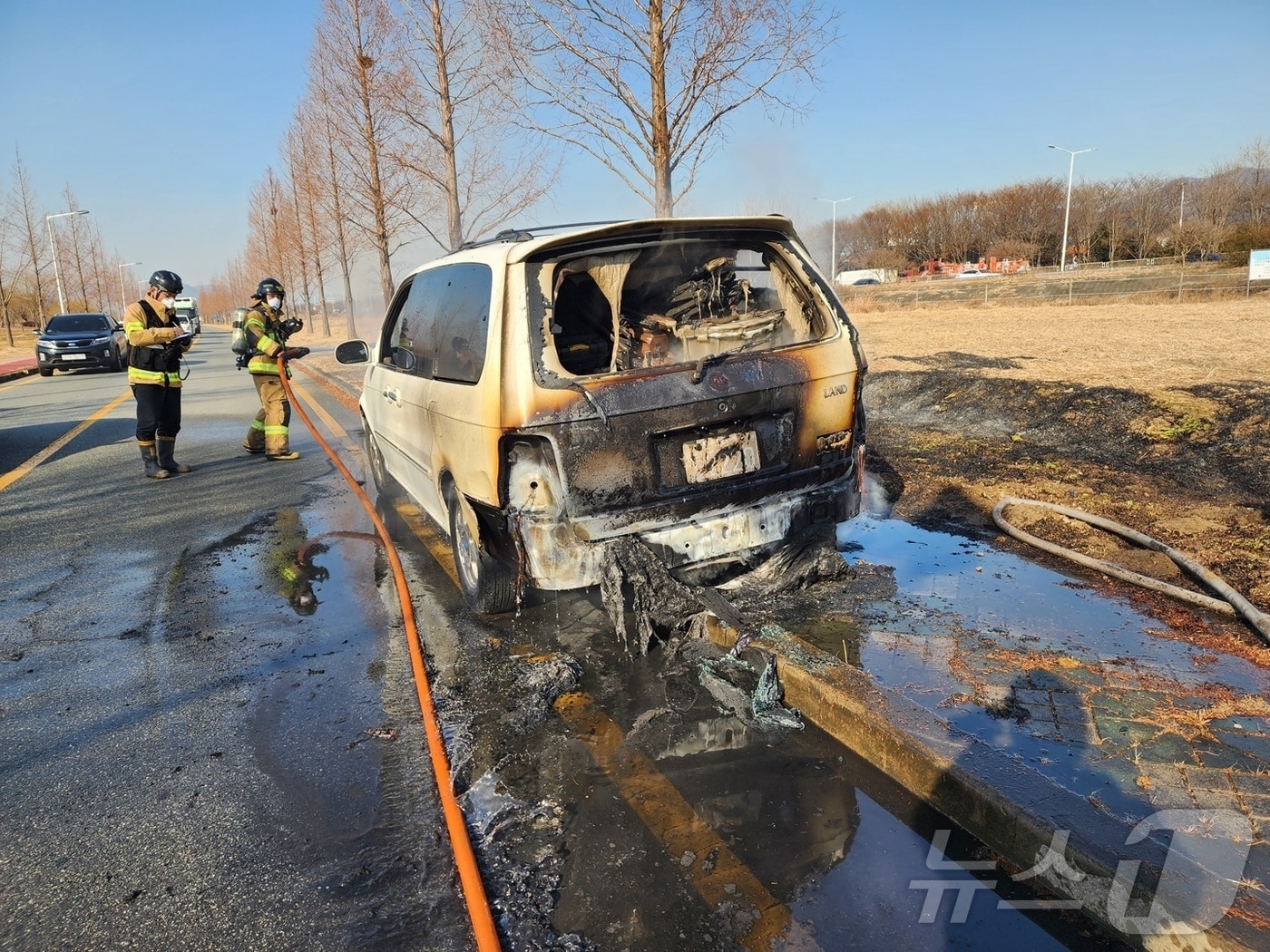 11일 오후 부산 사상구 삼락생태공원 차량 화재 현장.(부산소방재난본부 제공)