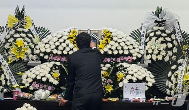 12일 대전 서구 한 초등학교에서 40대 교사에게 살해된 김하늘양의 아버지가 건양대병원 장례식장에 마련된 빈소에서 하늘양의 영정사진을 어루만지고 있다. 2025.2.12/뉴스1 ⓒ News1 양상인 기자