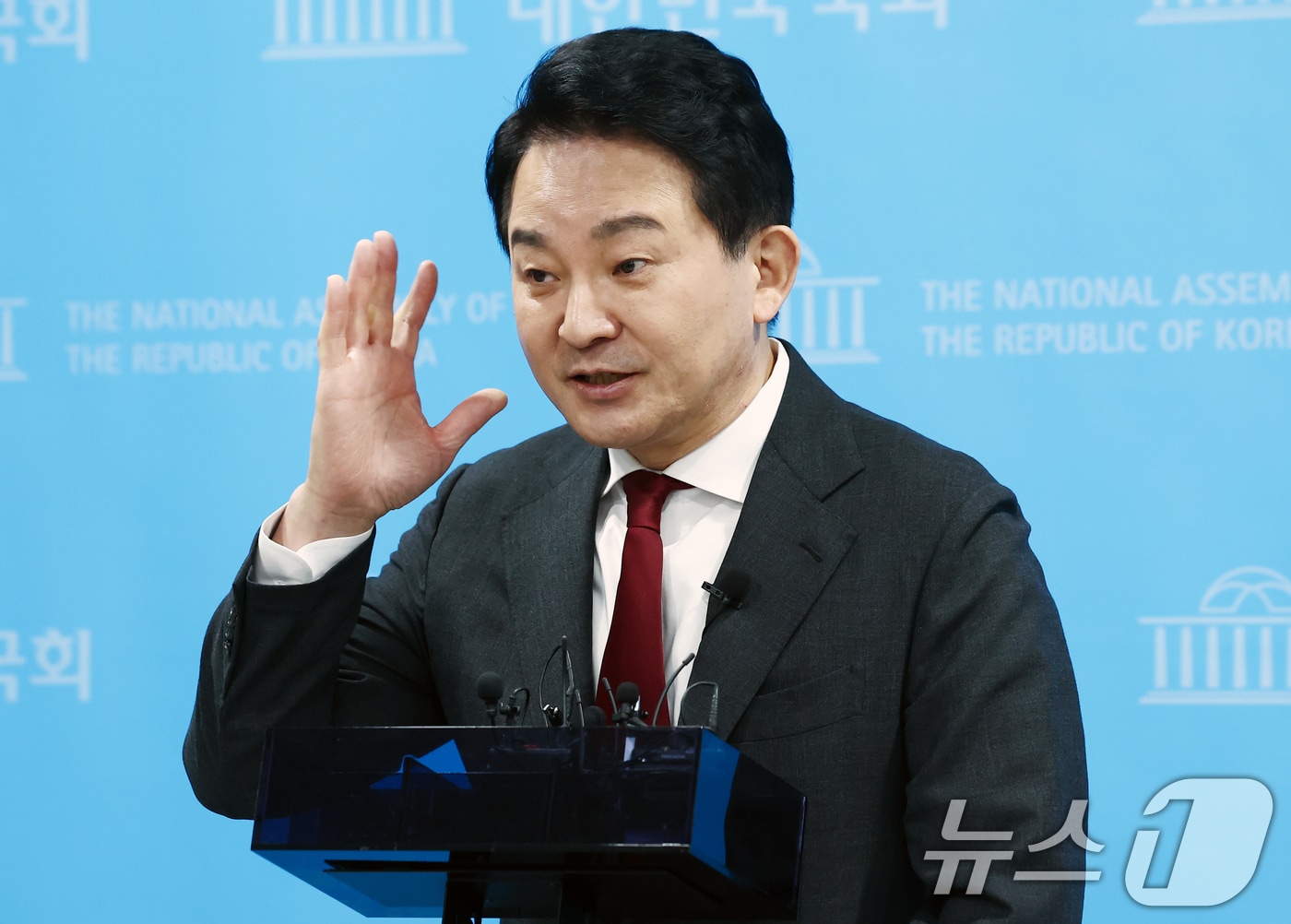원희룡 전 국토교통부 장관이 12일 오전 서울 여의도 국회 소통관에서 헌법재판소의 윤석열 대통령 탄핵심판 불공정성 및 편향성 문제 관련 기자회견을 마치고 취재진 질의에 답변하고 있다. 2025.2.12/뉴스1 ⓒ News1 김민지 기자