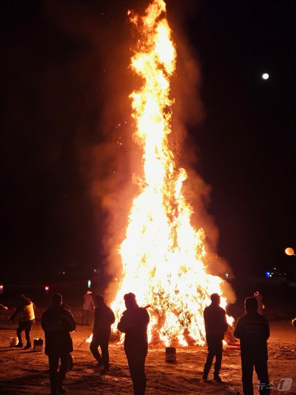 홍성 갈산면이 정월대보름 달집태우기 행사를 진행하고 있다. (홍성군 제공)/뉴스1