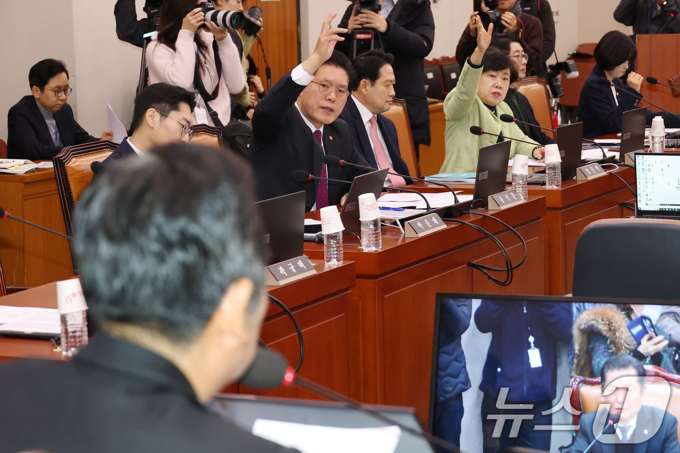 국민의힘 의원들이 12일 오전 서울 여의도 국회에서 열린 법제사법위원회 전체회의에서 '명태균 특검법' 거수 표결에 항의하며 의사진행발언을 요청하고 있다. 2025.2.12/뉴스1 ⓒ News1 이광호 기자