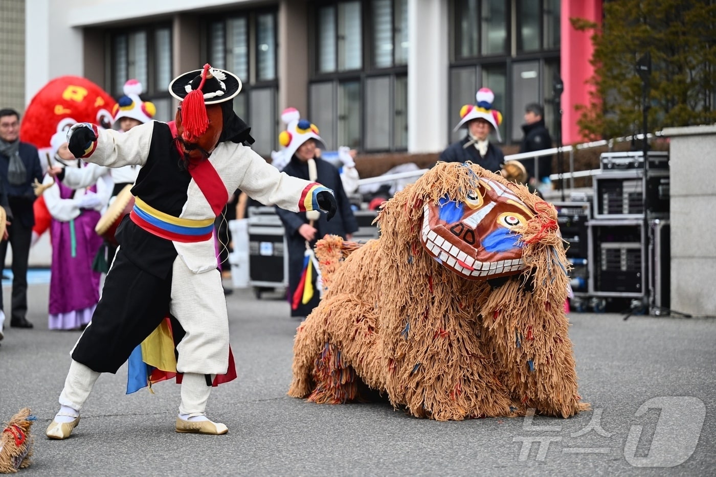 정월대보름인 12일 강원 속초시청 앞에서 정월대보름 맞이 속초사자놀이 지신밟기 행사가 열리고 있다.(속초시 제공, 재판매 및 DB 금지) 2025.2.12/뉴스1 ⓒ News1 윤왕근 기자