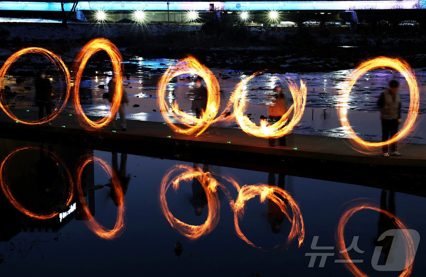 11일 광주 북구 임동 서방천에서 동행정복지센터 직원과 주민들이 불깡통을 돌리며 쥐불놀이를 하고 있다. (광주 북구 제공. 재판매 및 DB 금지) 2025.2.12/뉴스1 ⓒ News1 박지현 기자