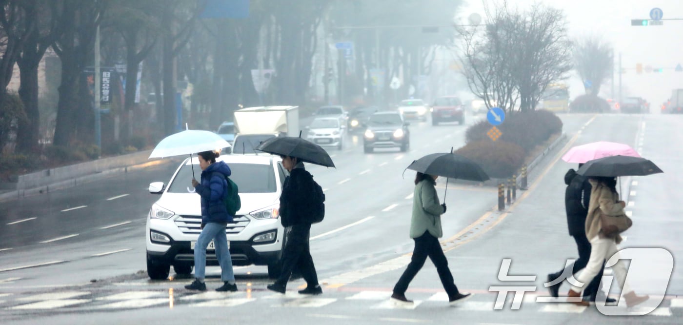 전국 대부분 지역에 눈이나 비가 내린 12일 전북자치도 전주시 백제대로에서 우산을 쓴 시민들이 발걸음을 재촉하고 있다. 2025.2.12/뉴스1 ⓒ News1 유경석 기자