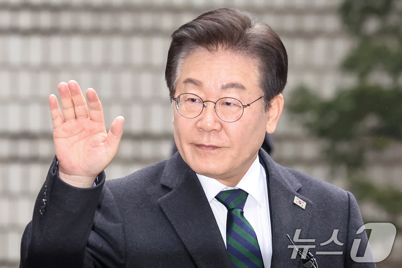 '공직선거법 위반' 혐의를 받는 이재명 더불어민주당 대표가 12일 오후 서울 서초구 서울고등법원에서 열린 항소심 공판에 출석하며 지지자들을 향해 손을 들어 인사하고 있다. 2025.2.12/뉴스1 ⓒ News1 민경석 기자