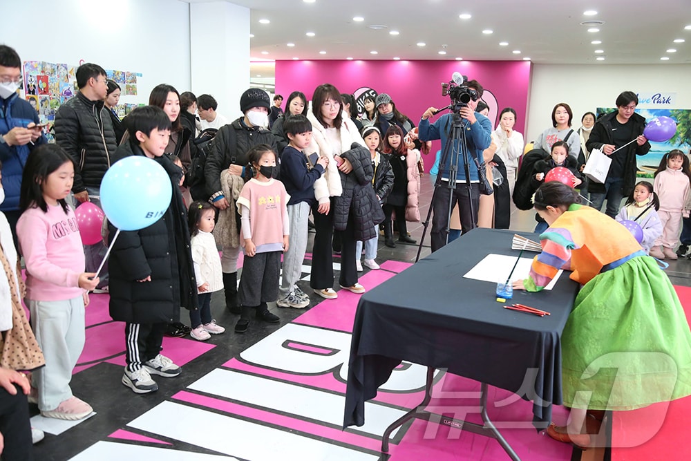제3회 부산국제어린이청소년아트페어 행사에서 부대행사인 라이브드로잉이 진행되고 있다.(BIKAF 제공)