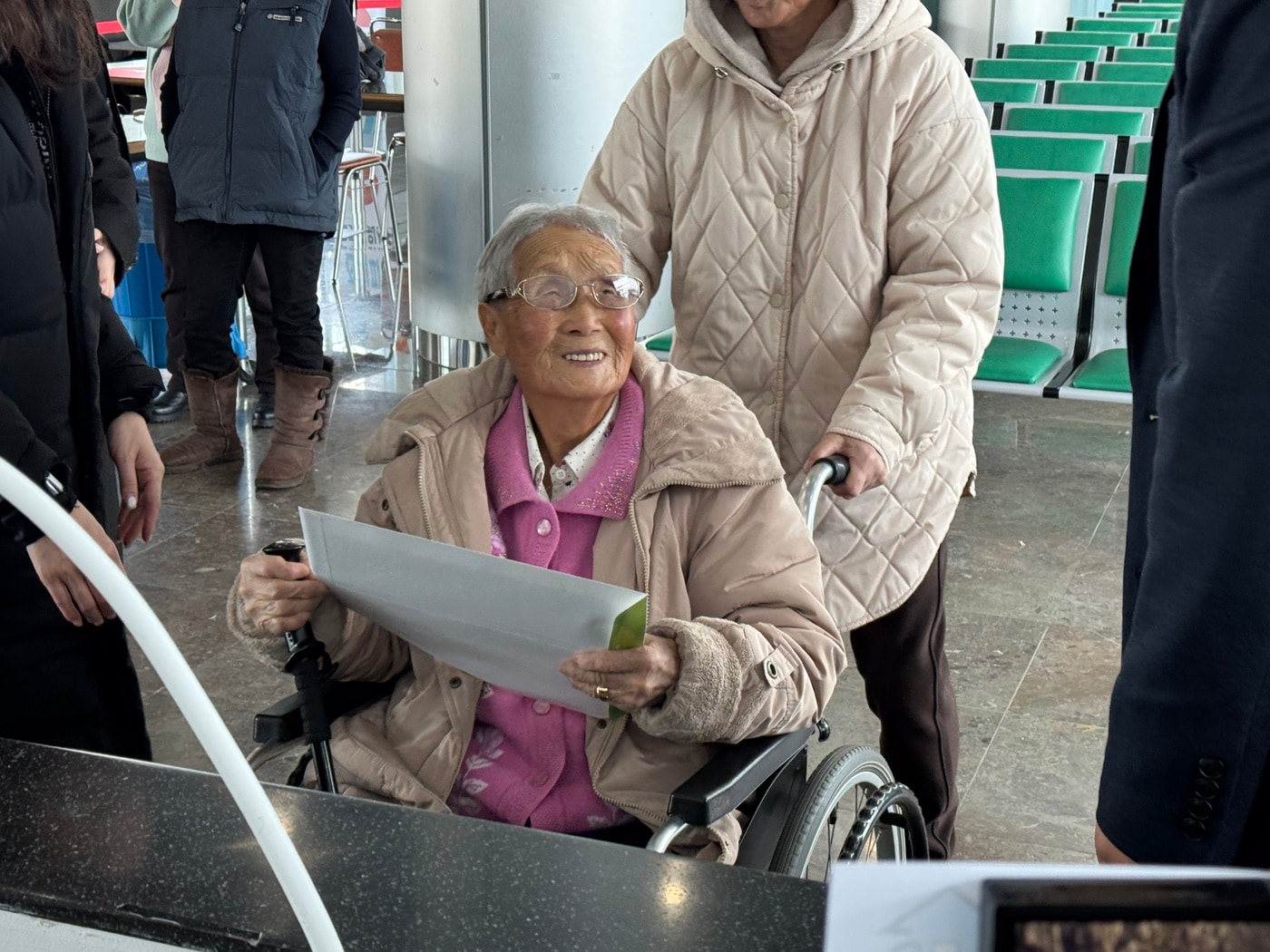 7일 인천지역본부 1층 고객접견실에서 최고령 계약자인 사할린동포 이손귀 어르신이 임대주택 계약체결을 위한 상담을 받은 뒤 미소 짓고 있다./LH 제공