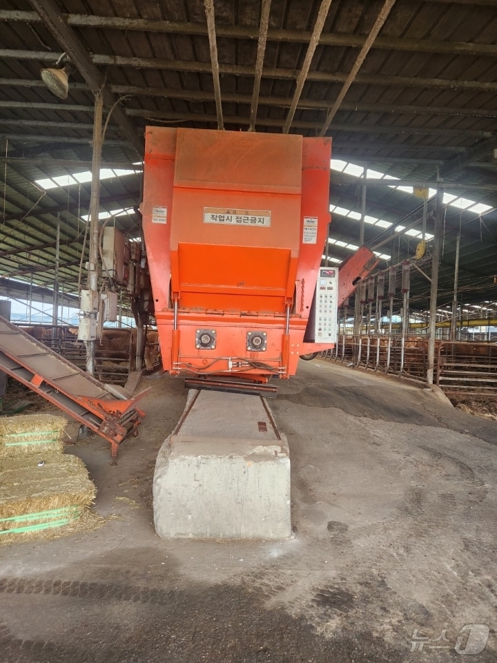  정읍시가 사룟값 인상에 따른 축산농가의 경영 부담을 덜기 위해 사료구입비 이자를 지원한다. 정읍 한 축산농가의 사료급여기. (정읍시 제공, 재판매 및 DB금지)/뉴스1