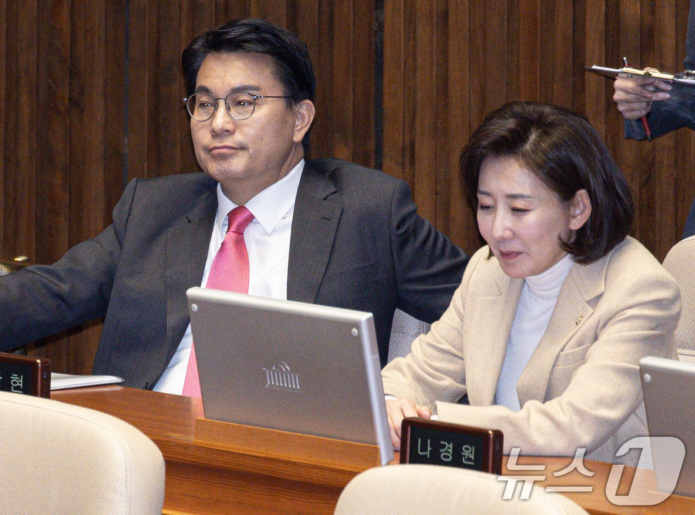 2025년 2월 12일 서울 여의도 국회에서 열린 제422회 국회(임시회) 제4차 본회의에 참석한 국민의힘 5선 중진인 윤상현, 나경원 의원. 2025.2.12 ⓒ 뉴스1 이재명 기자