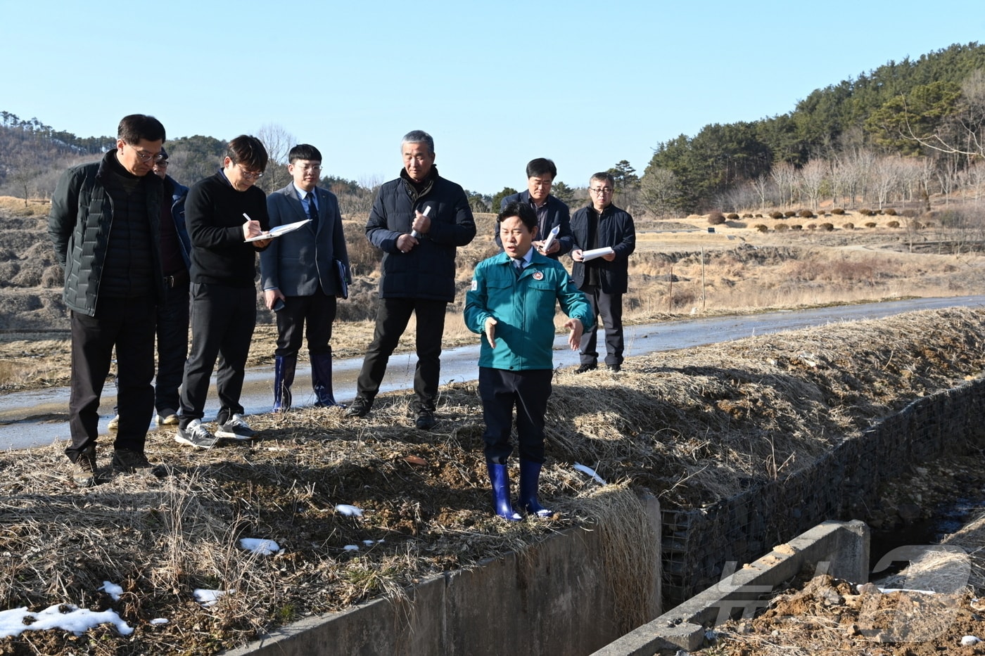 박정현 부여군수(맨앞)가 수해복구 시설에 대한 점검을 하고 있다.(부여군 제공. 재판매 및 DB금지) /뉴스1