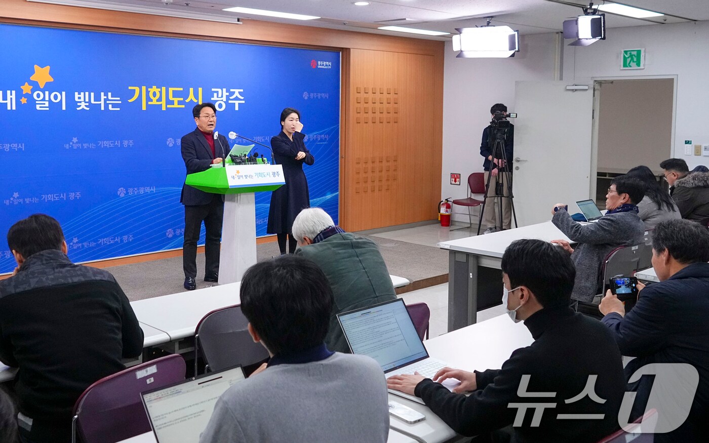 강기정 광주시장이 12일 오후 시청 브리핑룸에서 긴급 브리핑을 통해 '중심상업지역의 주거용도 용적률 확대' 내용을 담은 도시계획 조례 개정에 대해 '유감'을 표명하고 있다.(광주시 제공. 재판매 및 DB 금지)2025.2.12/뉴스1 ⓒ News1 박준배 기자
