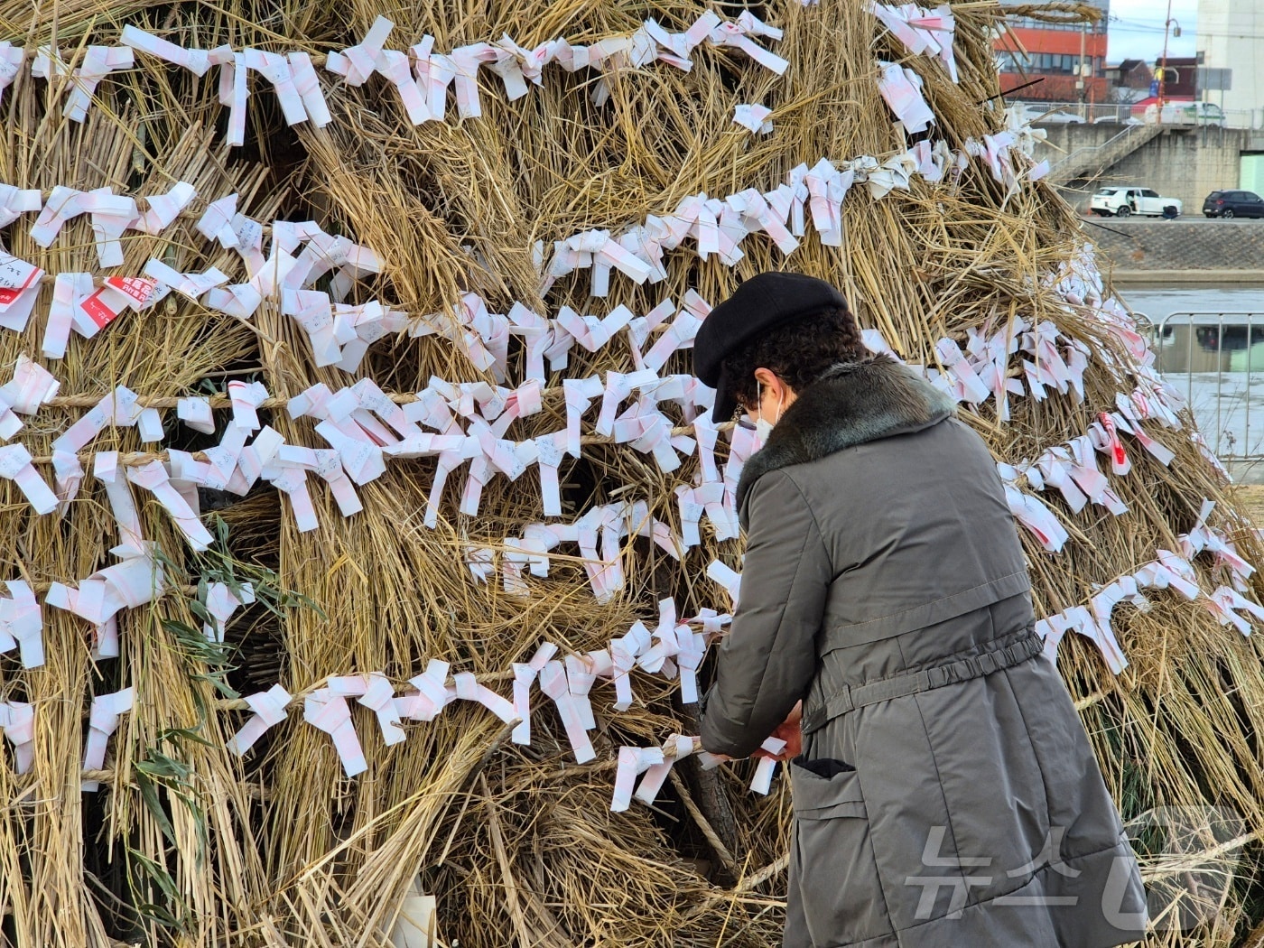 지난해 강원 강릉 망월제를 찾아 소원지 다는 시민.(뉴스1 DB) ⓒ 뉴스1 윤왕근 기자