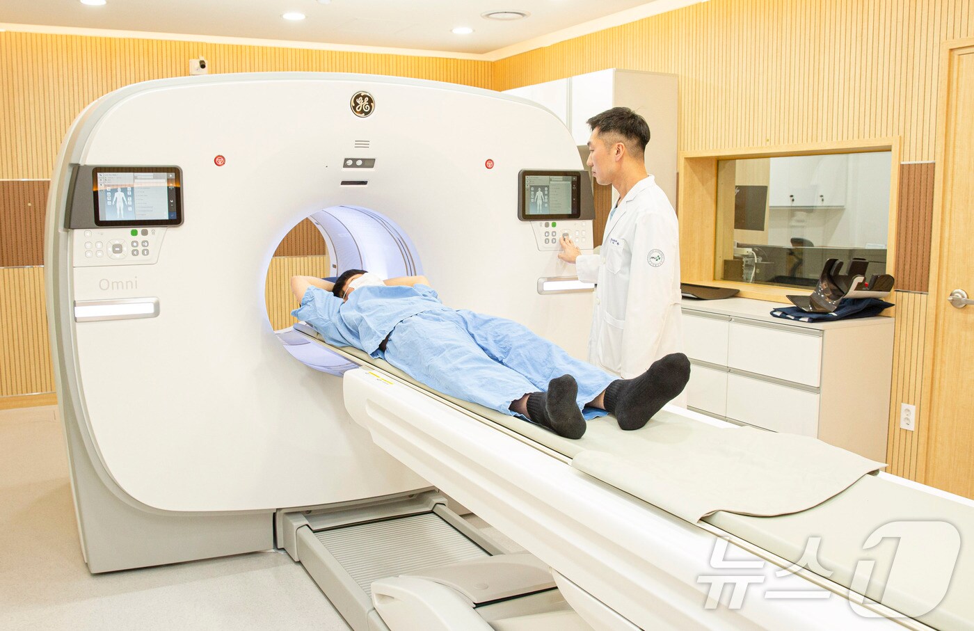 부산대병원 의료진이 최근 부산대병원에 도입된 OMNI Legend 32 PET-CT를 활용한 검사를 진행하고 있다.(부산대병원 제공, 재판매 및 DB 금지)