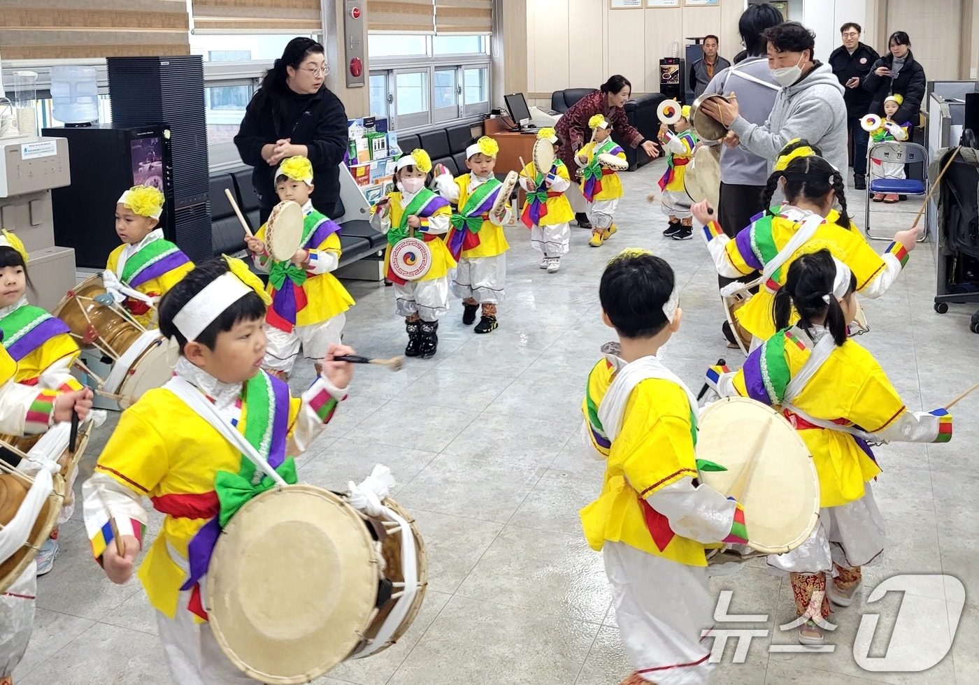 정월대보름인 지난 2월12일 성주군 벽진 어린이집의 어린이 풍물패가 면 행정복지센터에서 지신밟기를 하고 있다. (성주군 제공. 재판매 및 DB금지) 2025.2.12/뉴스1 ⓒ News1 정우용 기자