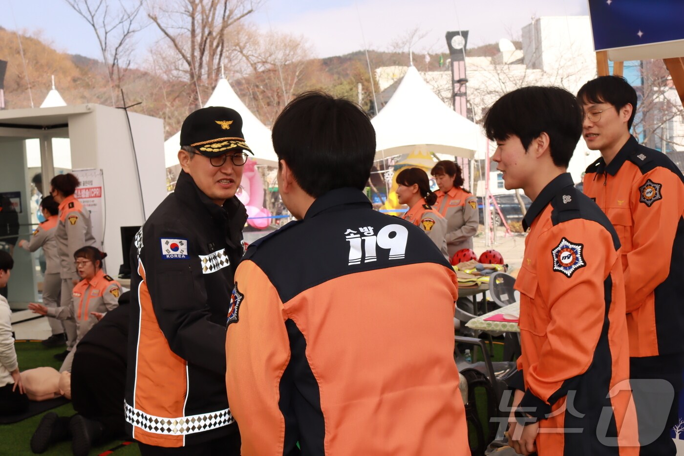김승룡 강원소방본부장이 12일 태백산 눈축제 행사장을 찾아 소방 대원들을 격려하고 있다.(도소방본부 제공 재판매 및 DB금지)