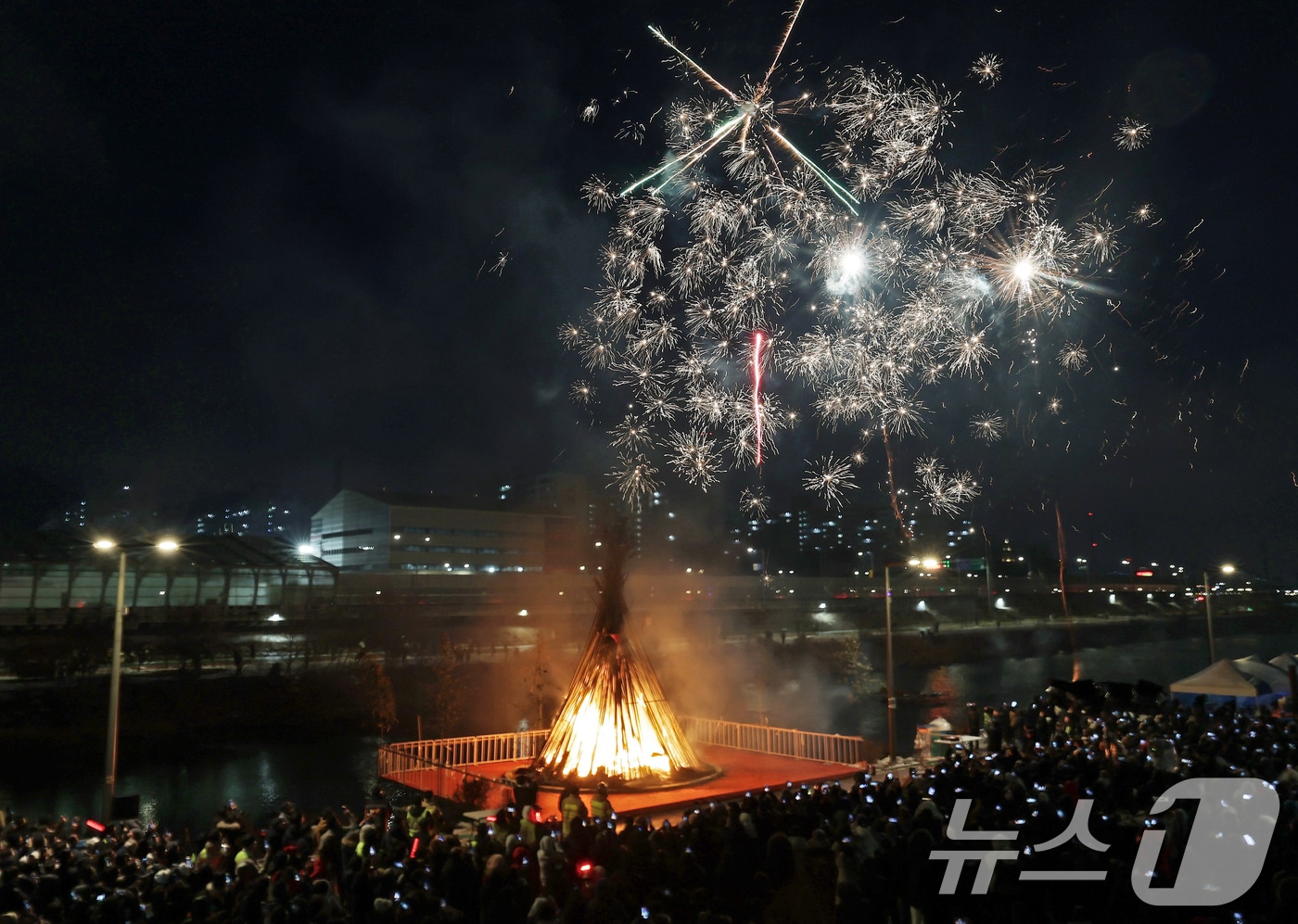 정월대보름인 12일 오후 서울 도봉구 중랑천변에서 열린 정월대보름 달맞이 행사에서 시민들이 타오르는 달집과 불꽃놀이을 바라보며 한해의 건강과 풍요를 기원하고 있다. 2025.2.12/뉴스1 ⓒ News1 오대일 기자