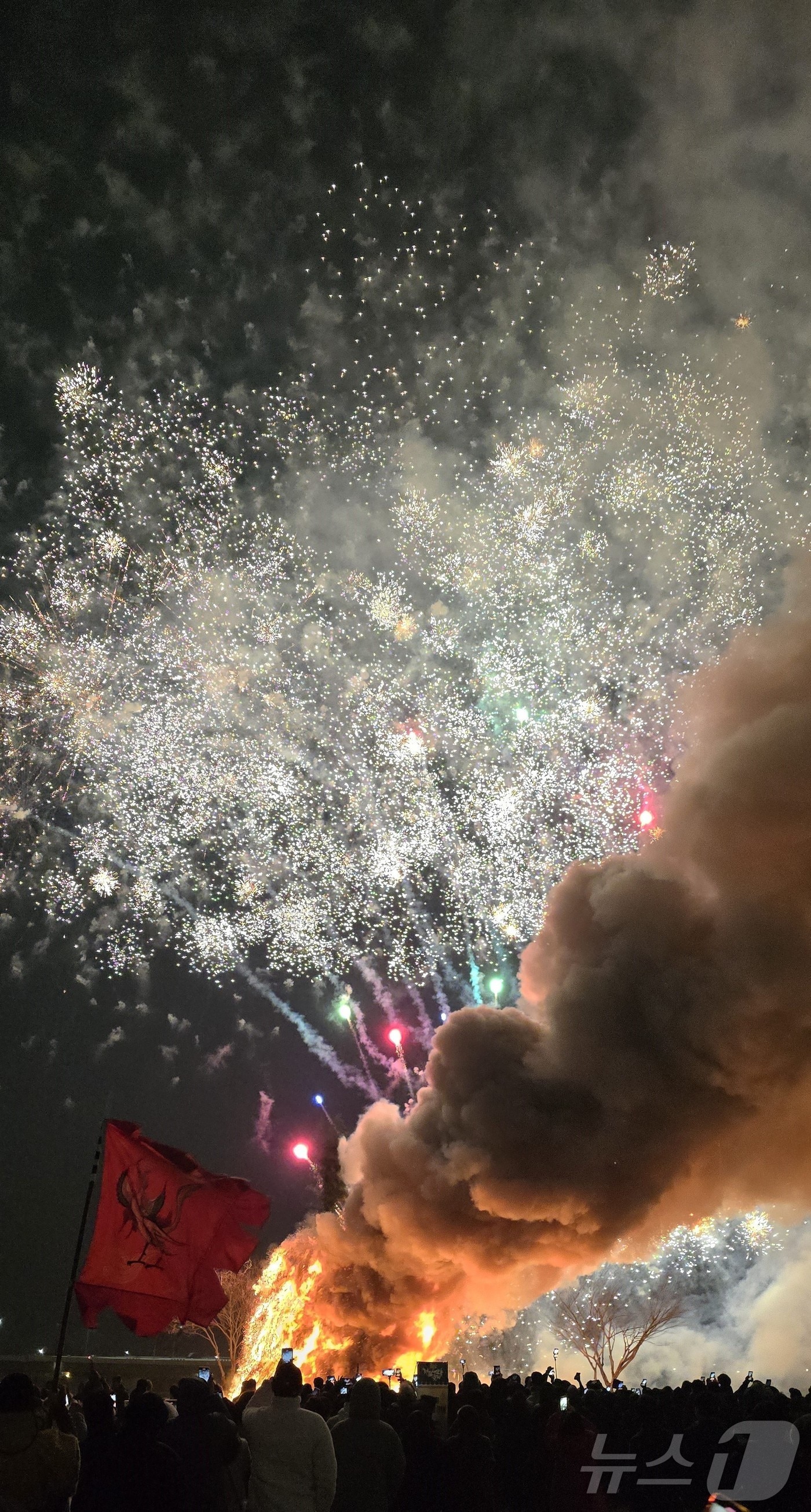 12일 오후 대구 북구 산격야영장에서 열린 금호강 정월대보름 축제에서 시민들이 타오르는 달집을 촬영하고 있다.(대구 북구 제공)