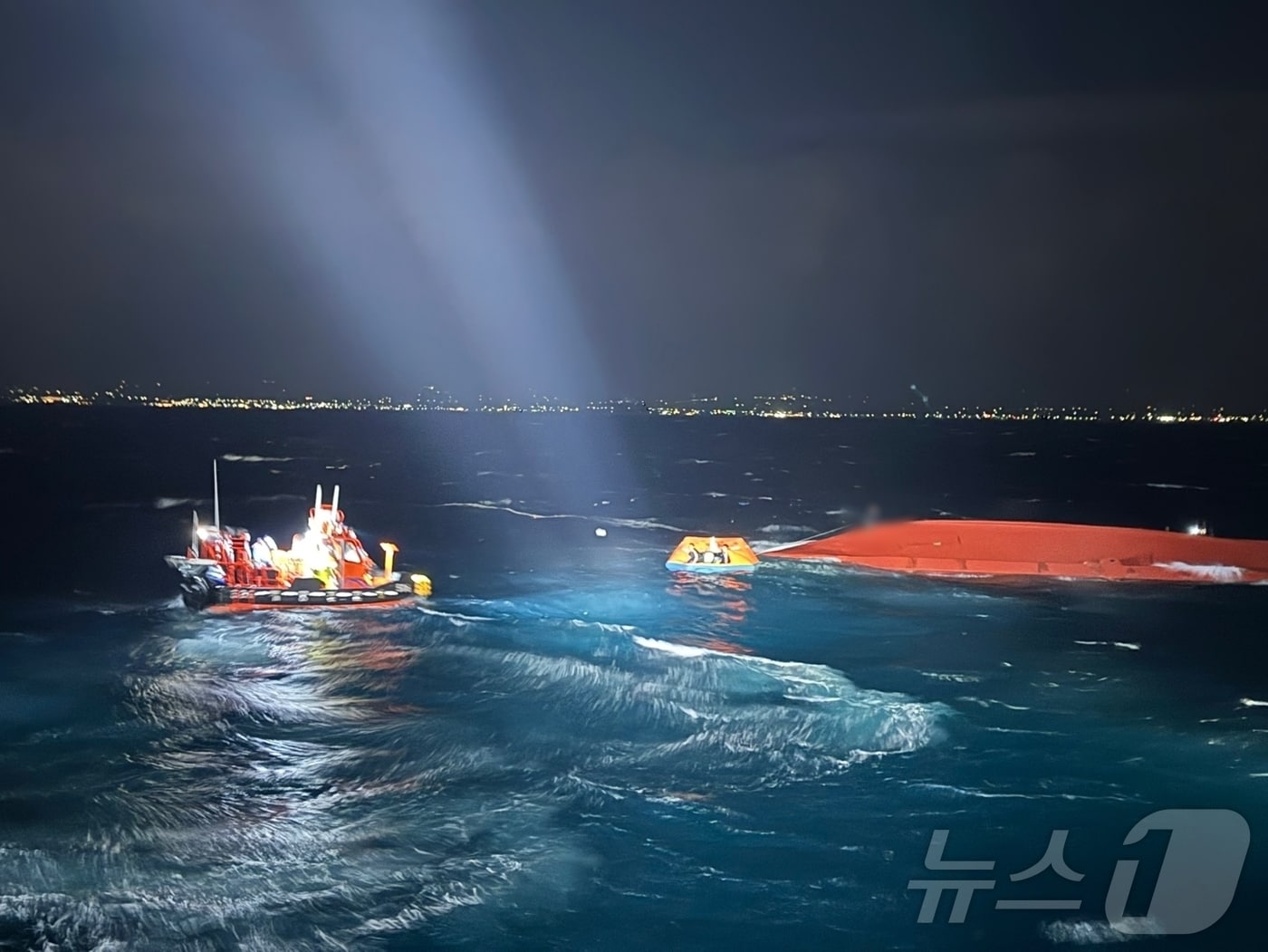 12일 오후 7시 56분쯤 제주 서귀포시 표선면 약 12㎞ 해상에서 서귀포 선적의 근해연승어선 '2066재성호'가 전복돼 구조작업이 진행되고 있다. 해당 어선에는 승선원 10명이 타고 있던 것으로 전해졌다.(제주해양경찰청 제공, 재판매 및 DB금지) 2025.2.12/뉴스1 