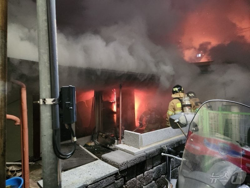 12일 오후 8시59분쯤 울진군 울진읍 읍내리 한 목조주택에서 불이나 소방당국이 화재를 진압하고 있다(경북소방본부 제공. 재판매 및 DB 금지)2025.2.13/뉴스1