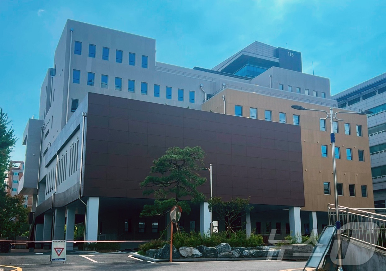 경북대 간호대 졸업생의 평범한 학부모가 대학 교육에 대한 감사의 마음을 담아 발전기금 1억원을 쾌척했다. 사진은 간호대 건물. (경북대 제공)/뉴스1