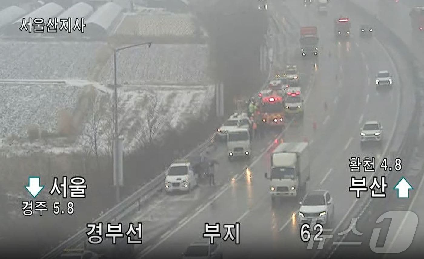 12일 오전 8시52분쯤 경북 경주시 내남면 경부고속도로 서울 방향 62k 지점에서 준중형 SUV가 갓길에 정차 중인 한국도로공사 순찰차와 후미에서 작업 중이던 도로공사 직원 2명을 들이받았다.(경북소방본부 제공. 재판매 및 DB 금지)2025.2.13/뉴스1