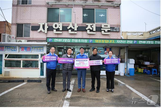 허욱 태웅 사장이 12일 부산형 착한결제 캠페인에 참여한 뒤 기념 촬영을 하고 있다.(부산시청 제공. 재판매 및 DB금지)