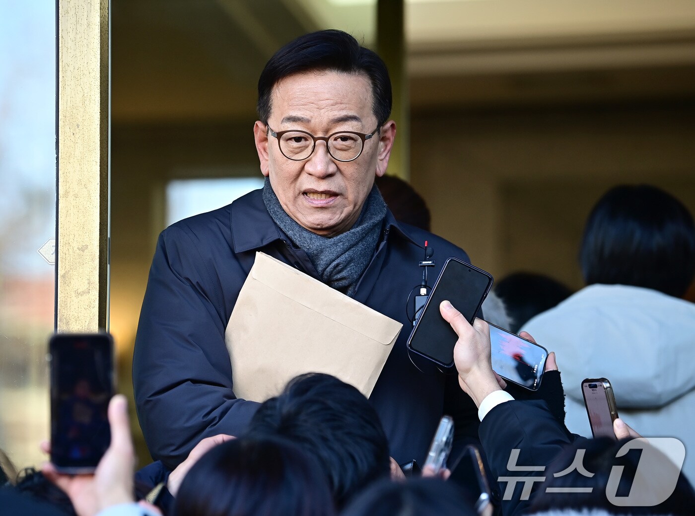 윤석열 대통령 측 변호인인 석동현 변호사가 13일 오전 서울 종로구 헌법재판소에서 열리는 탄핵 심판 8차 변론기일에 출석해 입장을 밝히고 있다. 2025.2.13/뉴스1 ⓒ News1 사진공동취재단