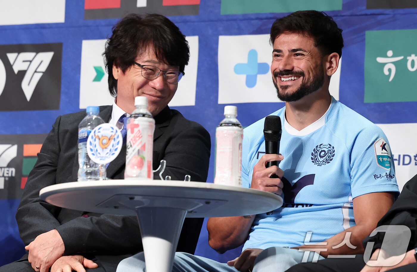 대구시는 13일 시민구단인 대구FC의 경기력 향상과 안정적 구단 운영을 위한 '대구FC 구단 운영 개선 방안'을 발표했다. 대구FC 박창현 감독과 세징야가 13일 서울 서대문구 스위스 그랜드 호텔에서 열린 '하나은행 K리그1 2025 개막 미디어데이'에서 미소 짓고 있다. (사진은 기사 내용과 무관함) 2025.2.13/뉴스1 ⓒ News1 김성진 기자