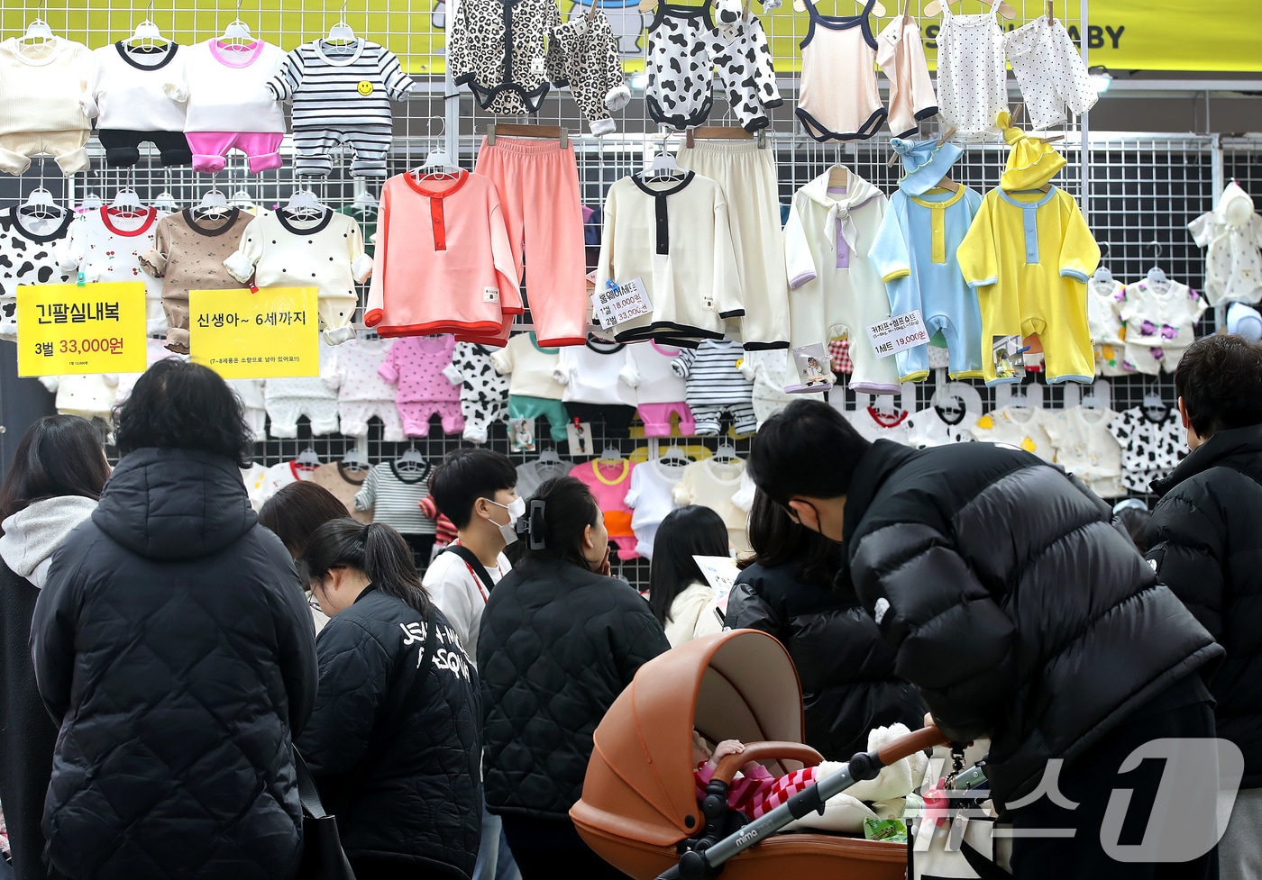 13일 대구 엑스코에서 열린 영남권 최대 육아박람회 '제43회 대구베이비&키즈페어'를 찾은 부모들이 다양한 아기 옷을 살펴보고 있다. 2025.2.13/뉴스1 ⓒ News1 공정식 기자