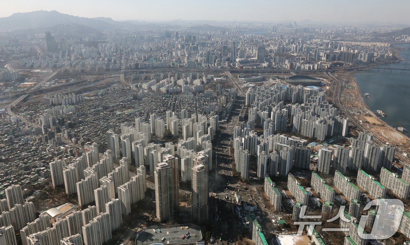 서울 송파구 롯데월드타워 서울스카이에서 바라본 서울 송파구 잠실 아파트단지 모습. 2025.2.13./뉴스1 ⓒ News1 박세연 기자