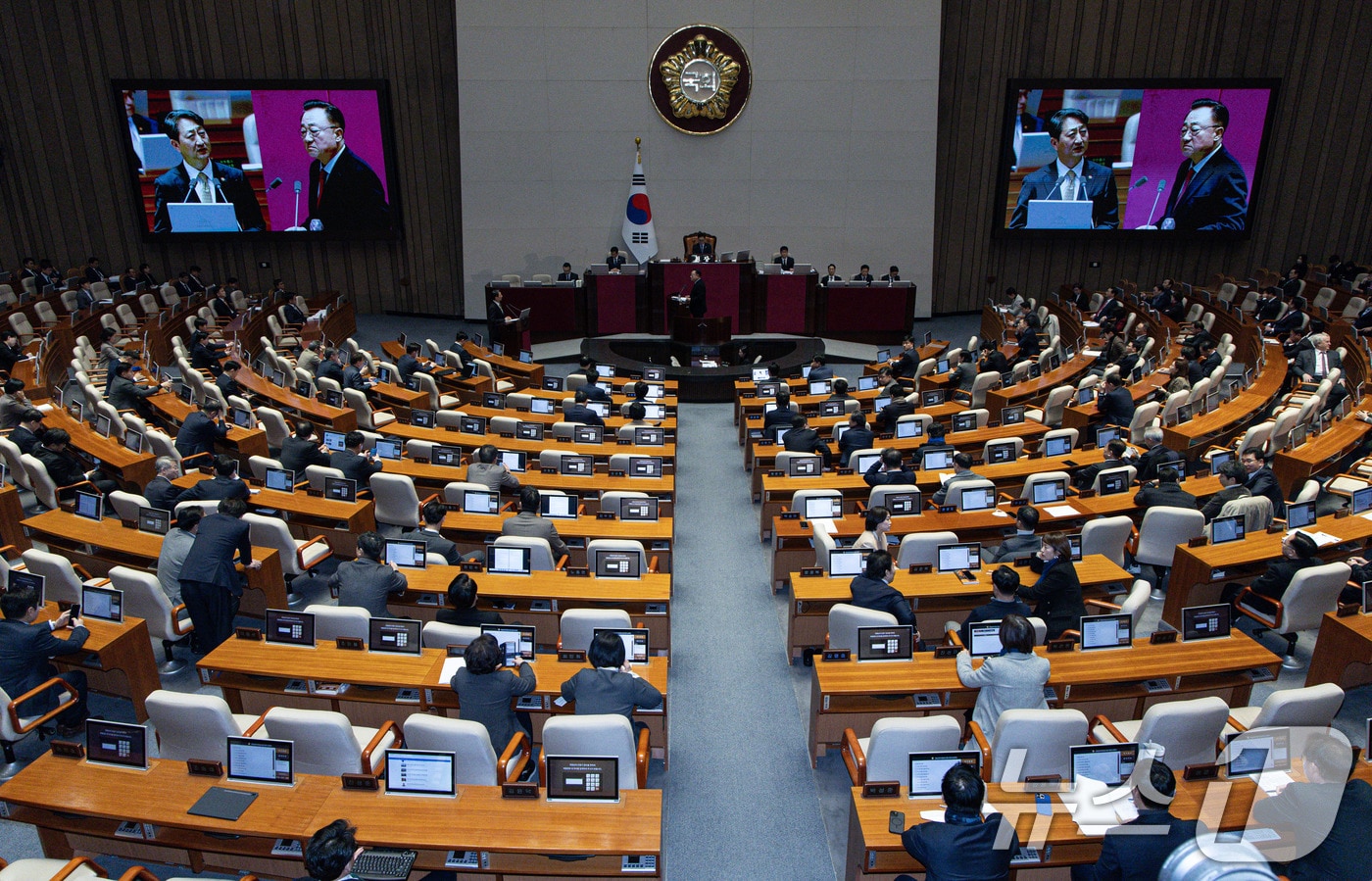 안덕근 산업통상자원부 장관이 13일 오후 서울 여의도 국회 본회의장에서 열린 제422회 국회(임시회) 제5회 본회의에서 고동진 국민의힘 의원의 경제 분야 대정부 질문에 답변하고 있다. 2025.2.13/뉴스1 ⓒ News1 이재명 기자
