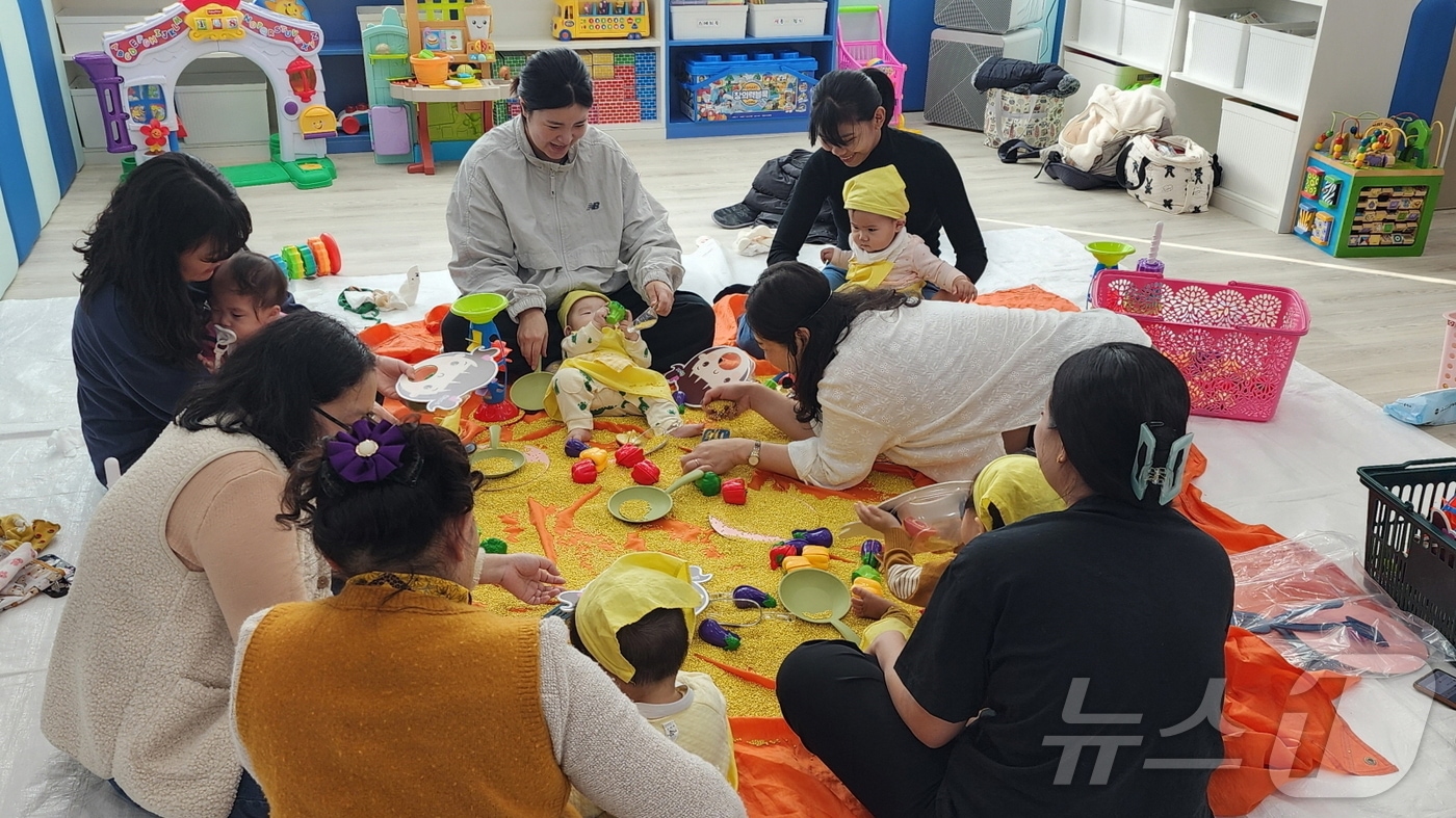 엄마랑 아기가 오감톡톡 놀이를 하고 있다. (예산가족센터 제공. 재판매 및 DB금지) /뉴스1