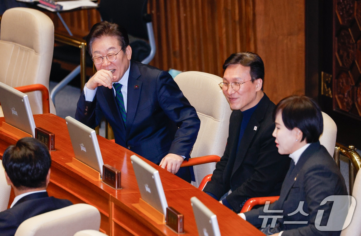 이재명 더불어민주당 대표가 13일 오후 서울 여의도 국회에서 열린 제422회국회&#40;임시회&#41; 제5차 본회의에서 김민석, 전현희 최고위원, 조승래 의원과 대화하고 있다. 2025.2.13/뉴스1 ⓒ News1 안은나 기자