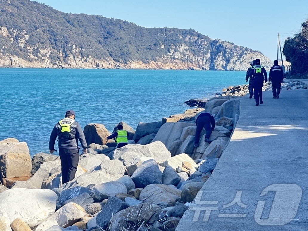 전남 여수해양경찰서가 13일 제22서경호 실종자를 찾기 위해 사고 지점 인근 해안가를 수색하고 있다.(여수해경 제공. 재판매 및 DB 금지)2025.2.13/뉴스1
