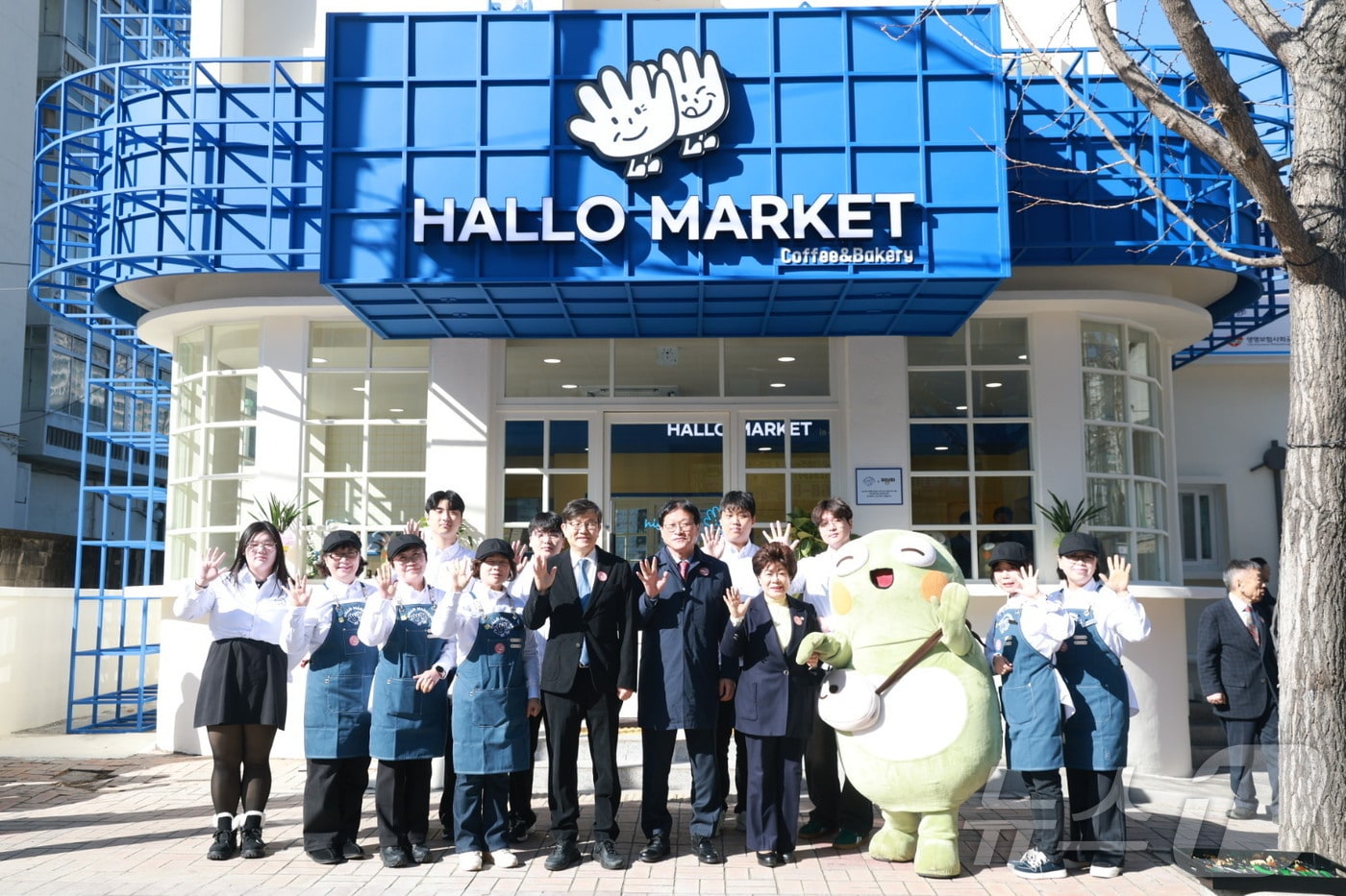 대구 수성구는 13일 과거 범어3동치안센터 건물을 리모델링, 노인 일자리 카페 '할로마켓'을 정식 개소했다.(대구 수성구 제공. 재판매 및 DB 금지)