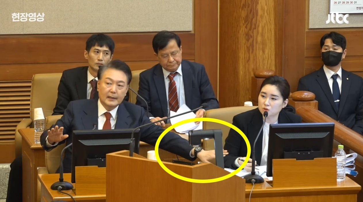 김계리 변호사를 말리는 윤석열 대통령. (JTBC 갈무리)