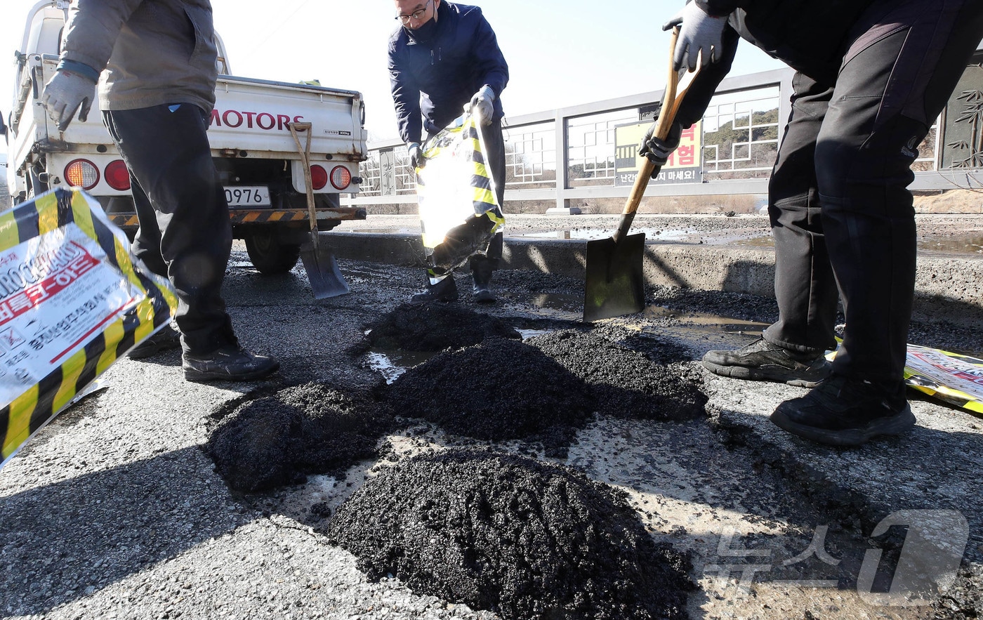 포트홀 긴급복구 작업 자료사진. 기사와 무관. 재판매 및 DB금지/뉴스1 ⓒ News1