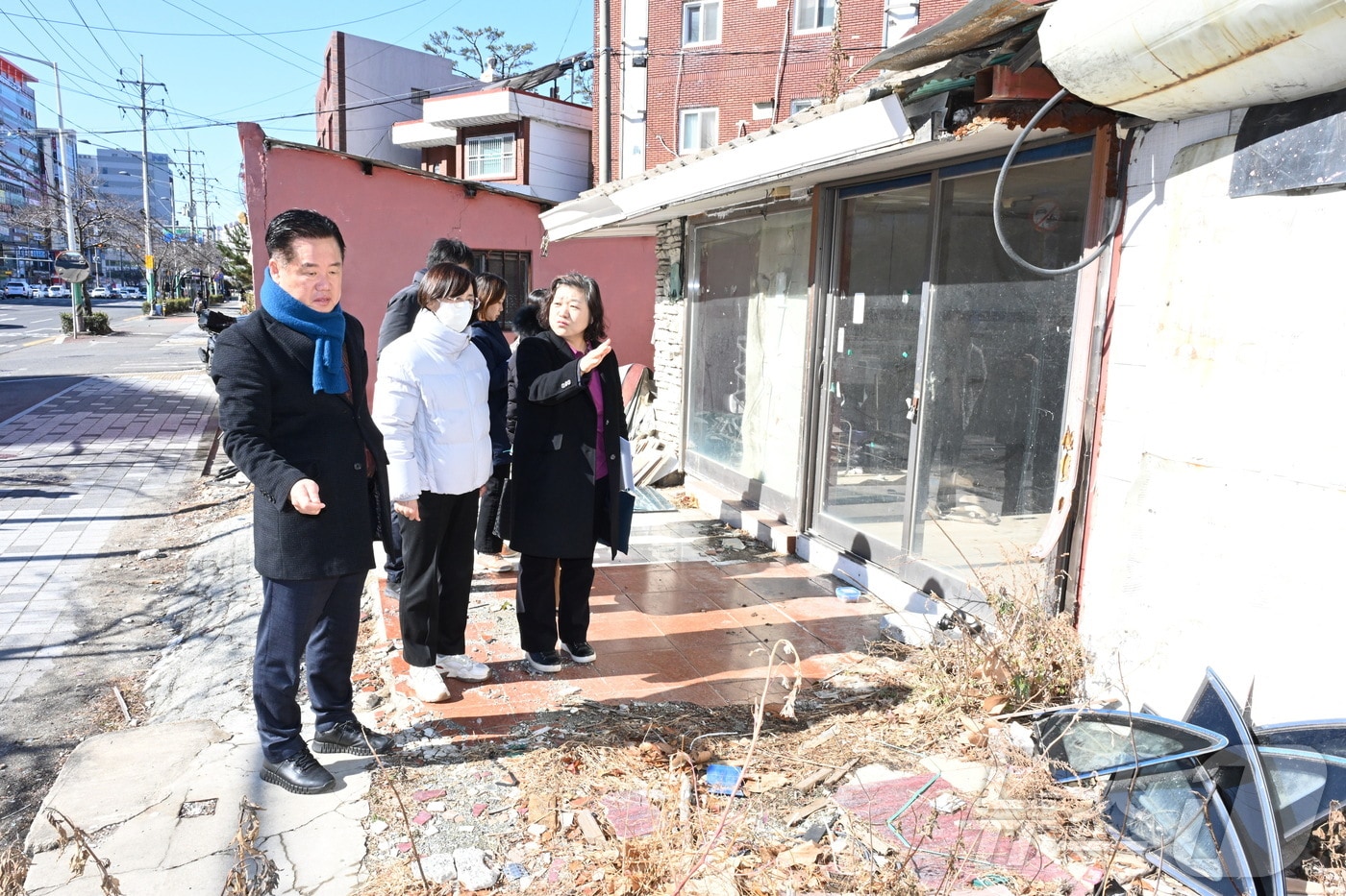 김도운 울산중구의원이 13일 중구 변영로 일원에서 방치된 빈집들을 점검하고 있다. (중구의회 제공. 재판매 및 DB금지) /뉴스1