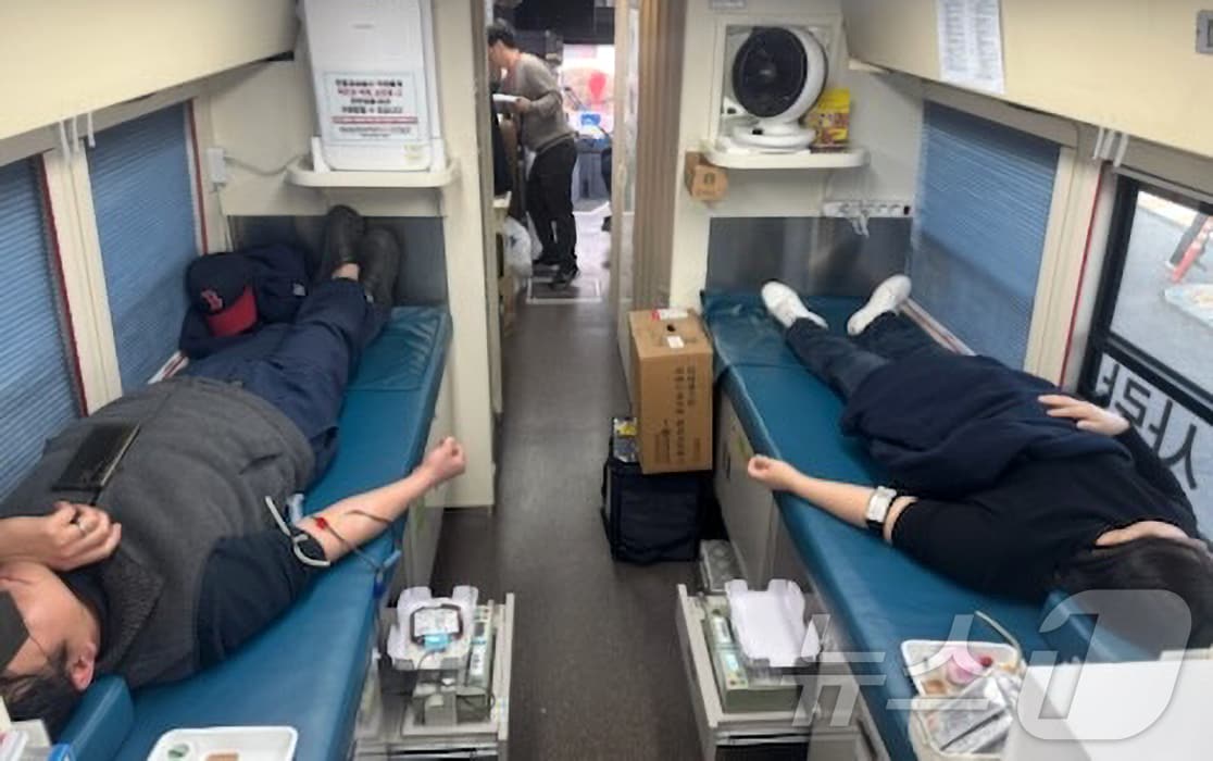 12일 경북 울진군 공무원들이 올해 첫 '생명나눔 사랑의 헌혈'에 참여해 따뜻한 사랑을 나누고 있다. (울진군 제공. 재판매 및 DB금지) 2025.2.13/뉴스1