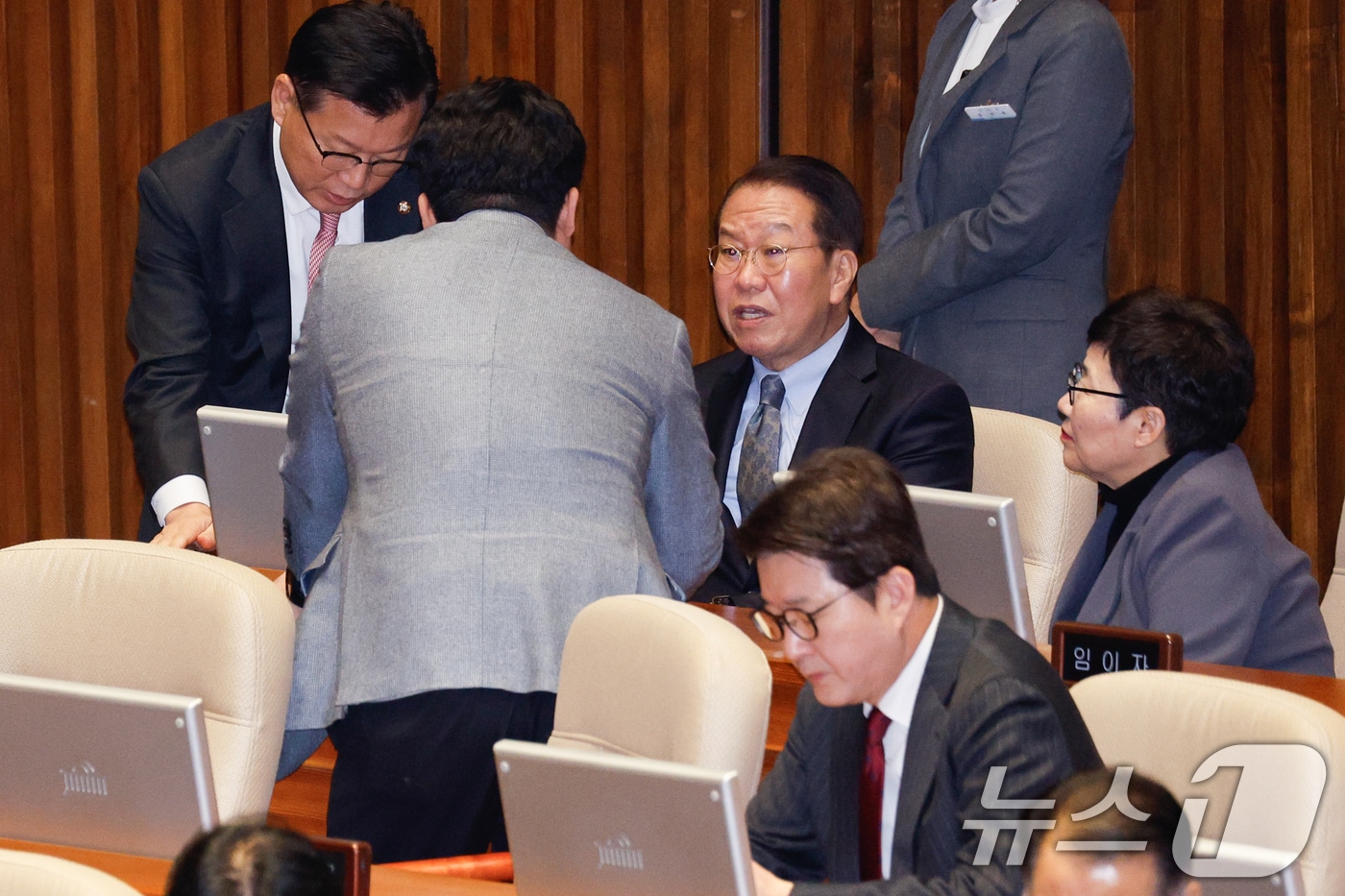 권영세 국민의힘 비상대책위원장이 13일 오후 서울 여의도 국회에서 열린 제422회국회&#40;임시회&#41; 제5차 본회의에서 동료 의원들과 대화하고 있다. 2025.2.13/뉴스1 ⓒ News1 안은나 기자