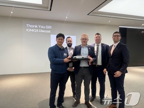 울산경제자유구역청은 13일 캐나다 대표단 및 대한건설협회 회원사를 대상으로 울산 수소 산업현장 시찰을 진행했다. 관계자들은 이날 오후 현대자동차 울산공장 내 넥쏘 생산 공장을 방문했다.(울산광역시청제공. 재판매 및 DB 금지)/뉴스1