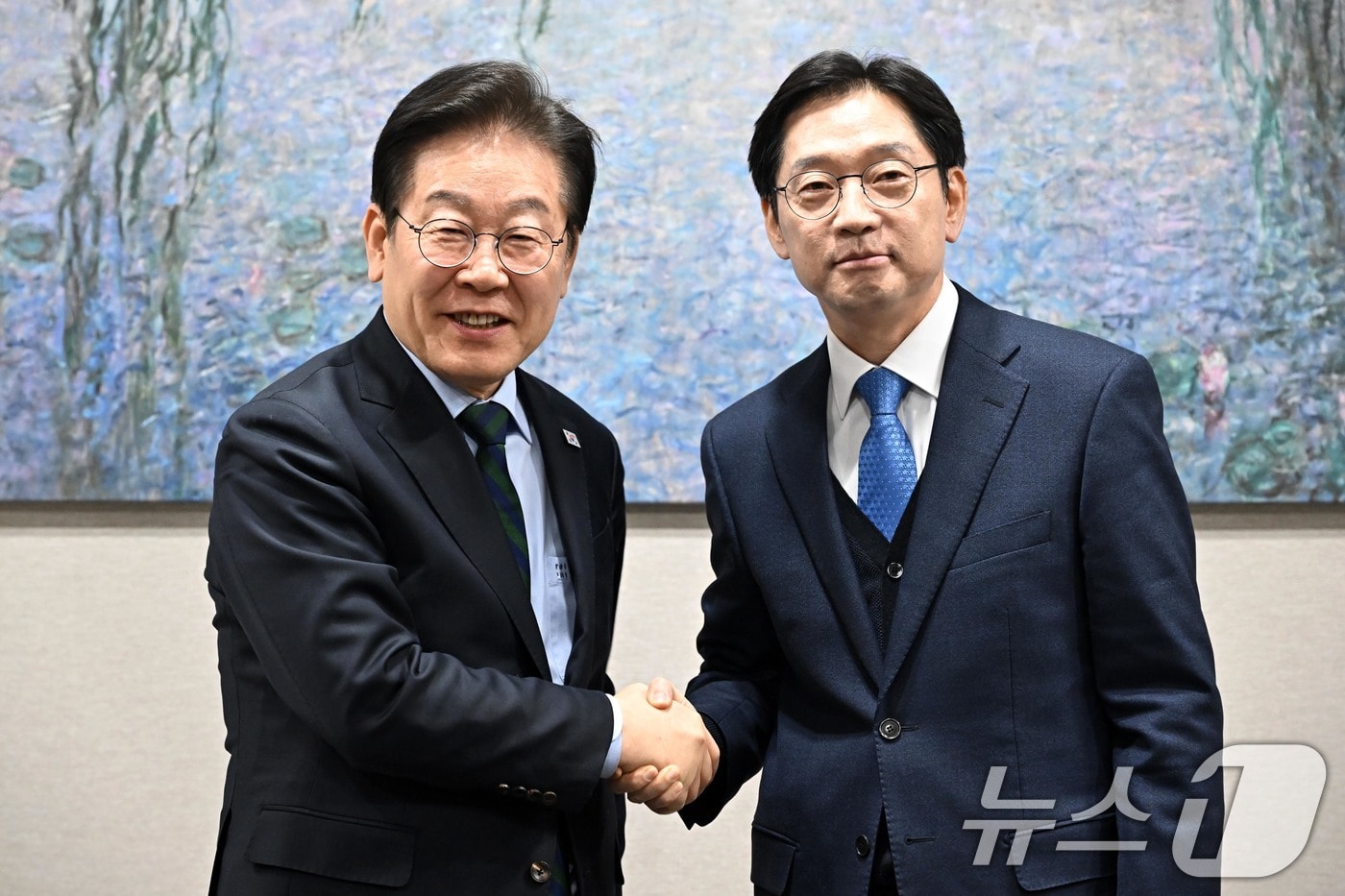 이재명 더불어민주당 대표가 13일 서울 여의도 국회에서 김경수 전 경남도지사와 만나 회동하며 악수하고 있다. (공동취재) 2025.2.13/뉴스1 ⓒ News1 이재명 기자