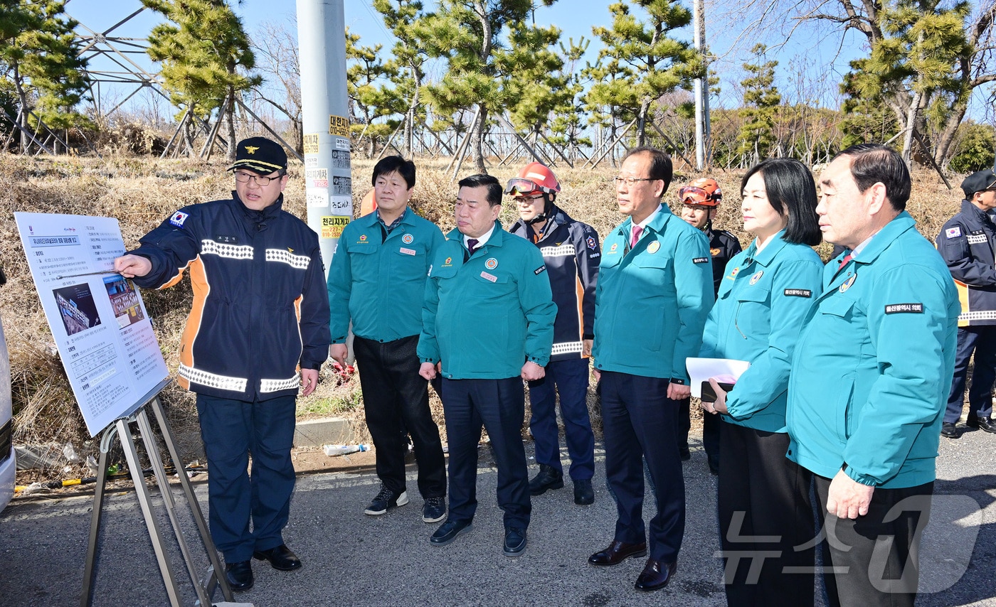 울산시의회 행정자치위원회가 13일 오후 온산공단 내 유류 저장탱크 화재 발생 현장을 방문해 피해 상황을 파악하고 긴급 조치사항 등을 청취했다고 밝혔다.(울산시의회 제공. 재판매 및 DB 금지) /뉴스1