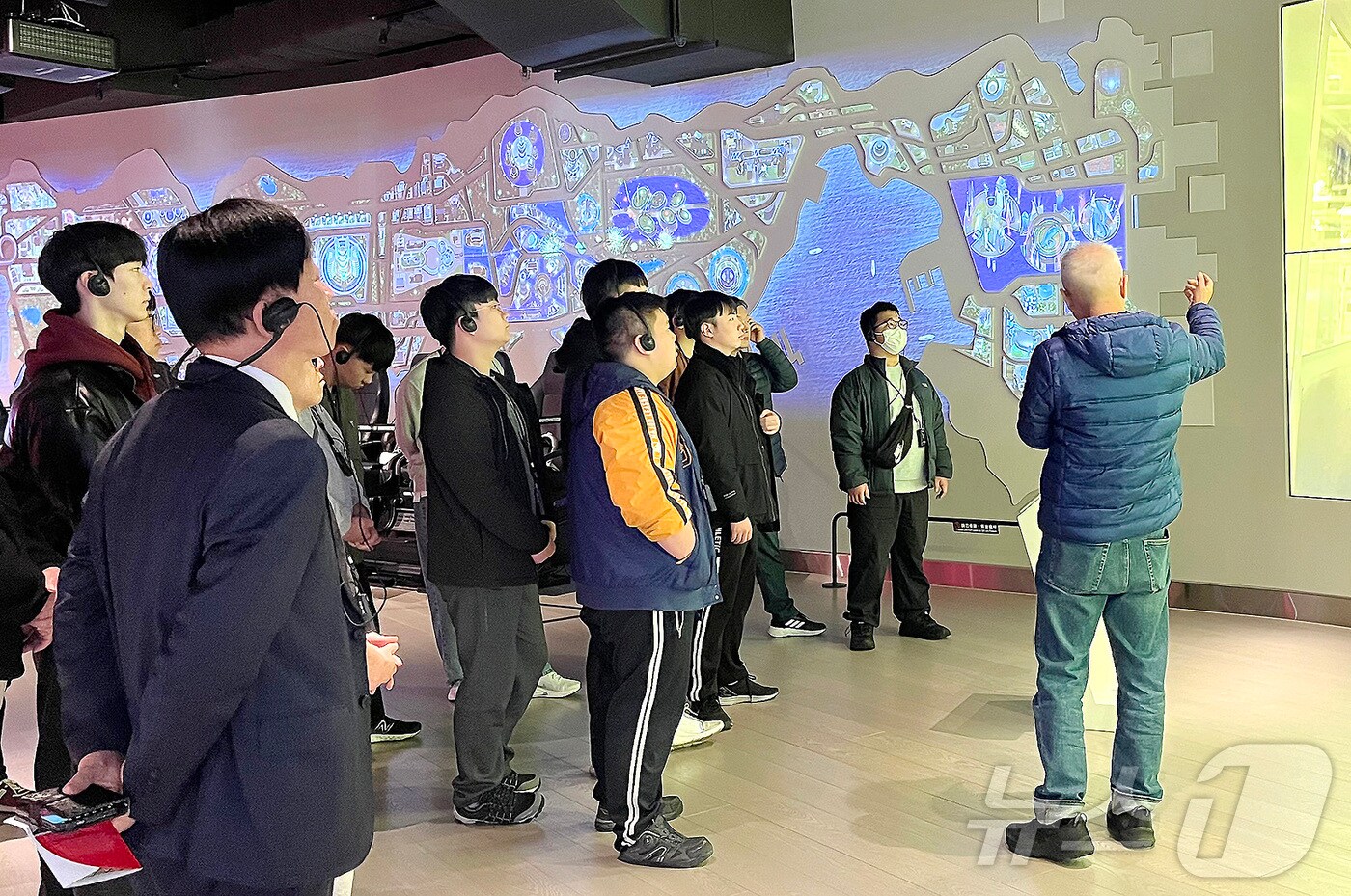 영남이공대 '선진기업 탐방 해외연수'에 참여한 학생들이 대만 타이베이 TSMC 혁신 박물관을 찾아 관람하고 있다. (영남이공대 제공. 재판매 및 DB 금지)