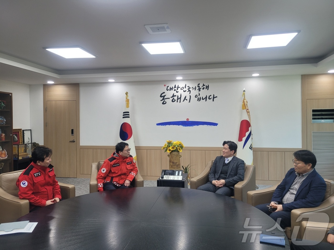 최수천 동부지방산림청장(사진 왼쪽)이 13일 문영준 강원 동해시 부시장을 만나 산불 예방 강화 방안을 논의하고 있다.(동부산림청 제공) 2025.2.13/뉴스1