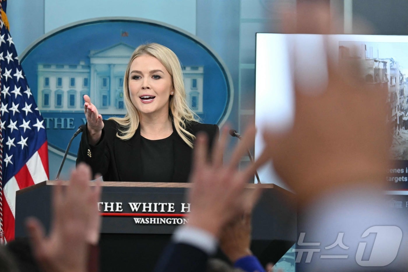 캐롤라인 레빗 미 백악관 대변인이 기자들의 질문을 받고 있다. ⓒ AFP=뉴스1 ⓒ News1 구경진 기자